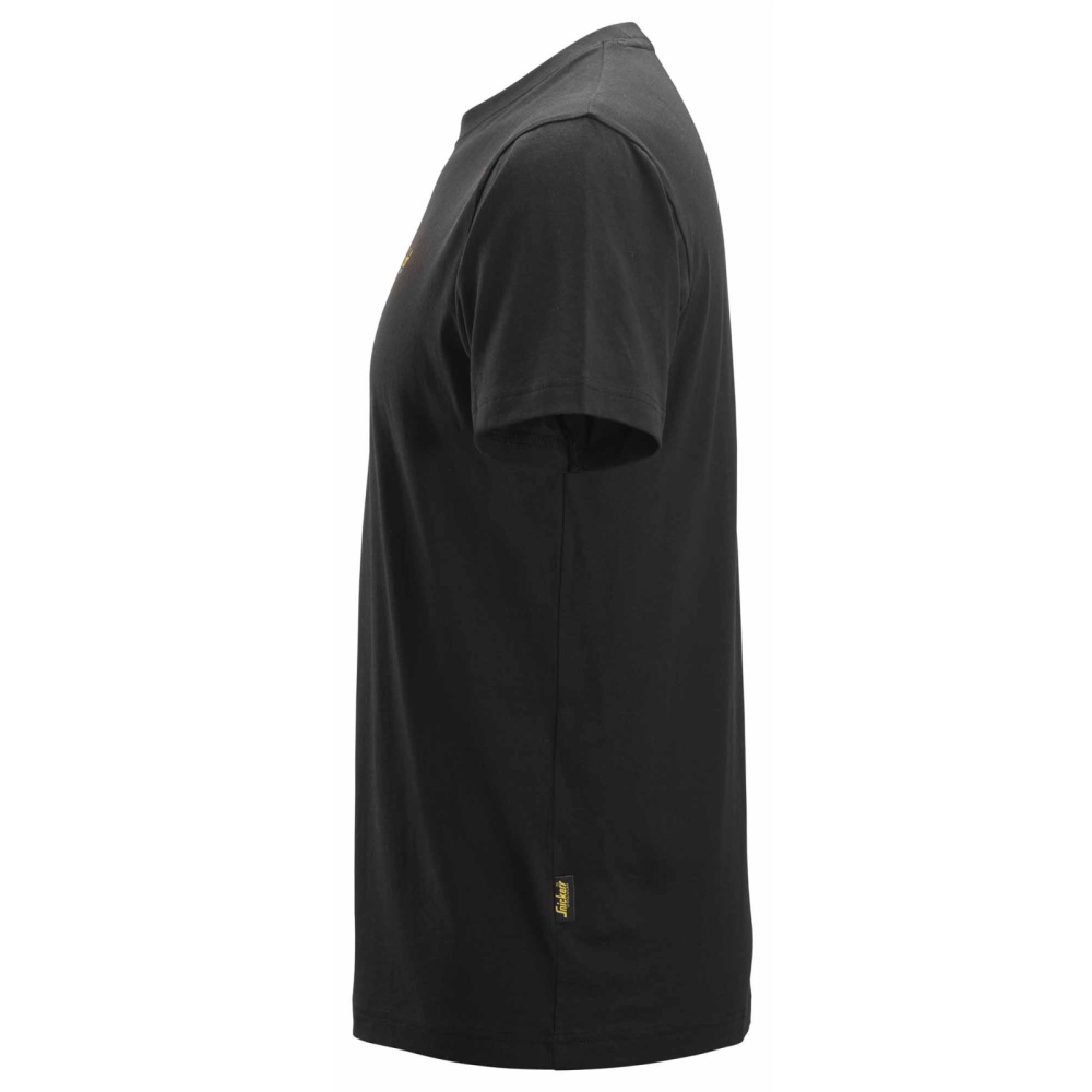 detail SNICKERS Classic logo černé pánské triko 100% bavlna pohodlné a vzdušné