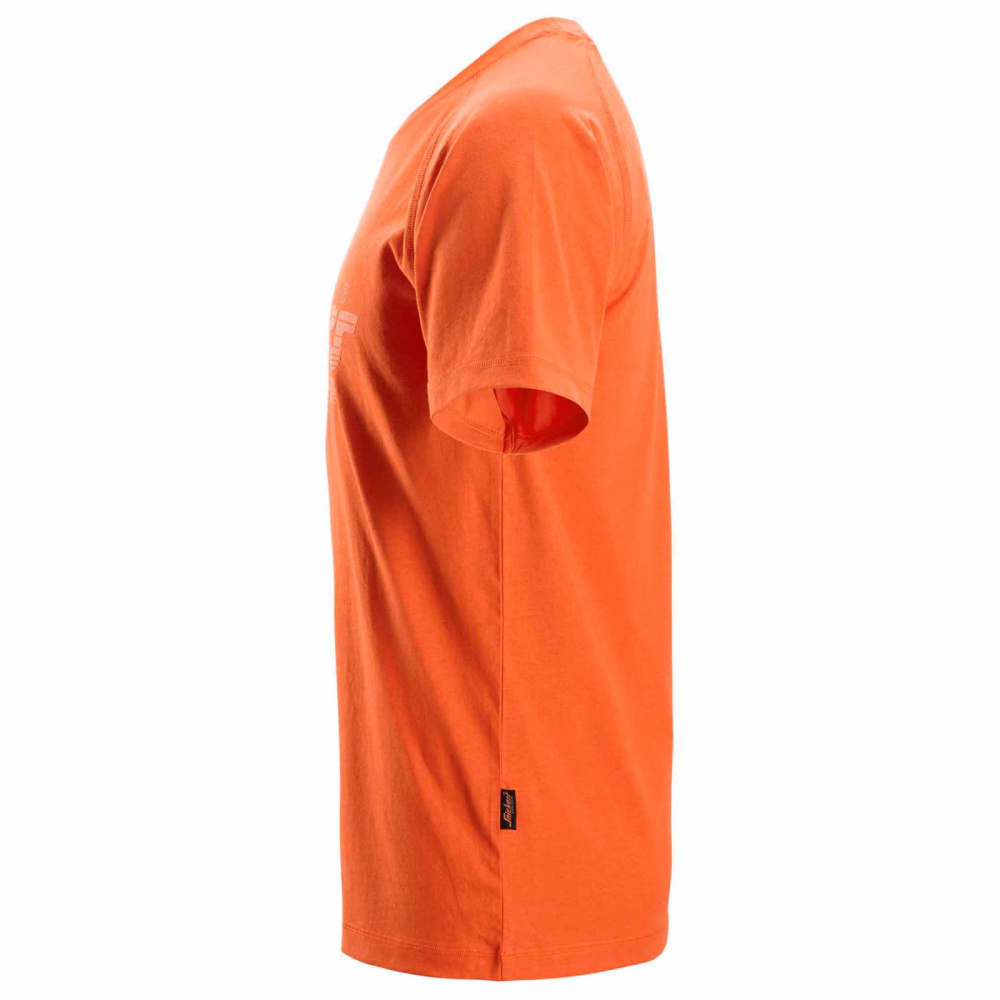 detail SNICKERS Logo oranžové pánské triko ze 100% bavlny pro větší pohodlí