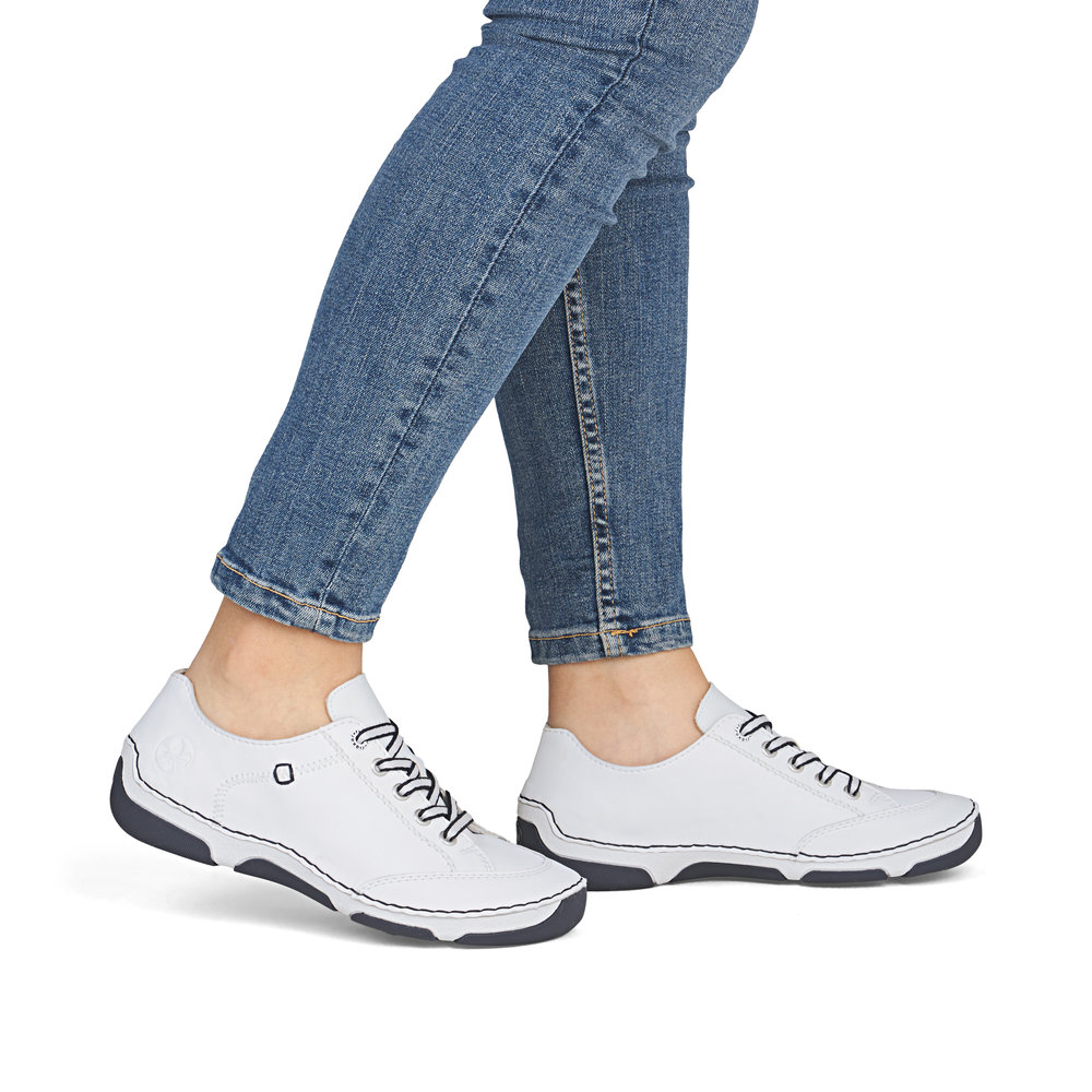 detail RIEKER 55901-80 bílé dámské kožené tenisky, moderní design, antistress podrážka