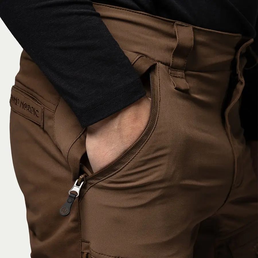 detail Beyond Nordic hnědé pánské outdoor kalhoty Teflon EcoElite® RECCO