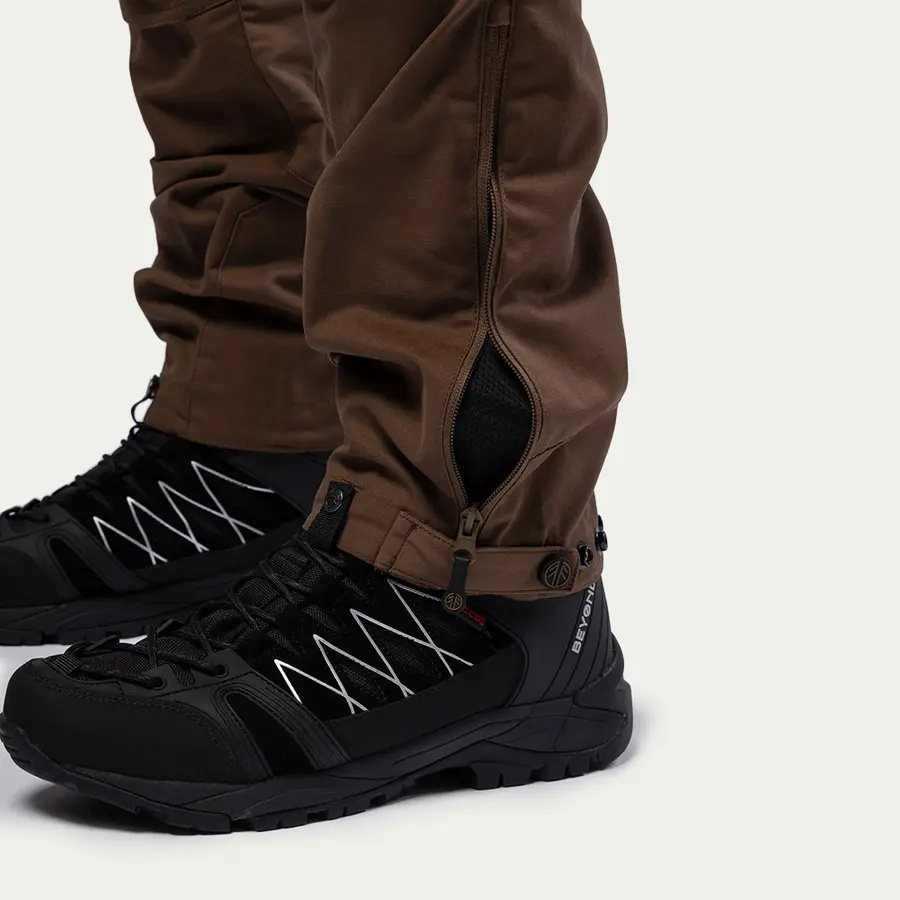 detail Beyond Nordic Zip-Off hnědé pánské outdoor kalhoty 2v1 Teflon EcoElite®