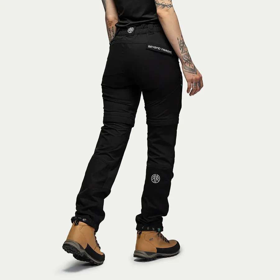 detail Beyond Nordic Zip-Off černé dámské outdoor kalhoty 2v1 Teflon EcoElite®