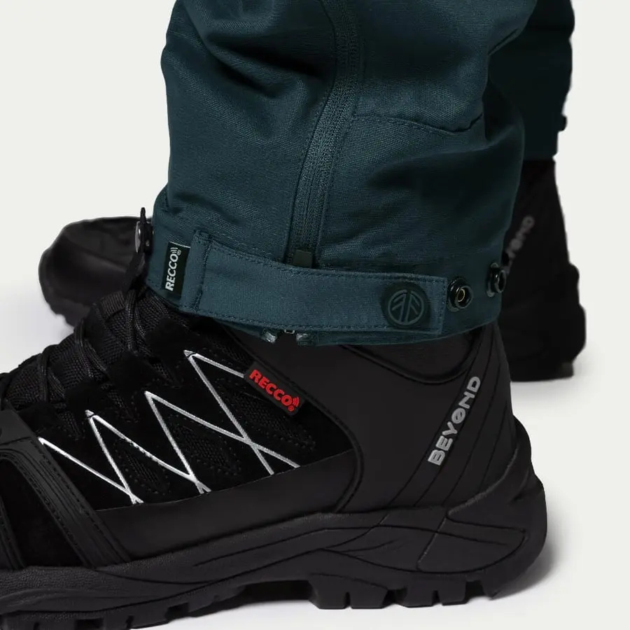 detail Beyond Nordic Sweden lehké a prodyšné modré pánské kalhoty outdoor Recco systém