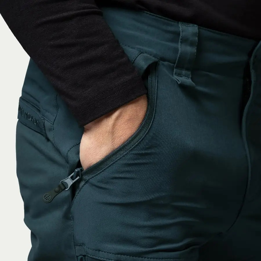 detail Beyond Nordic Sweden lehké a prodyšné modré pánské kalhoty outdoor Recco systém