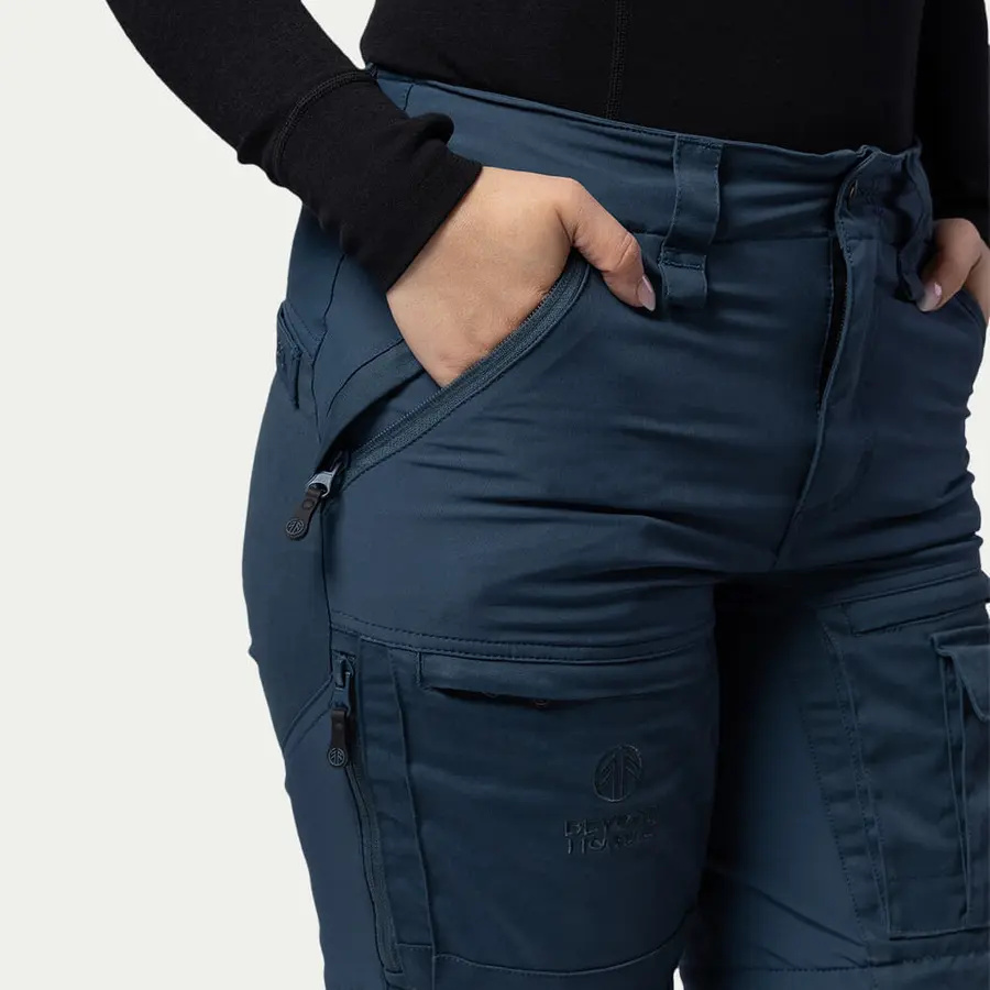 detail Beyond Nordic Sweden Zip-Off modré dámské outdoor kalhoty 2v1 Teflon EcoElite®