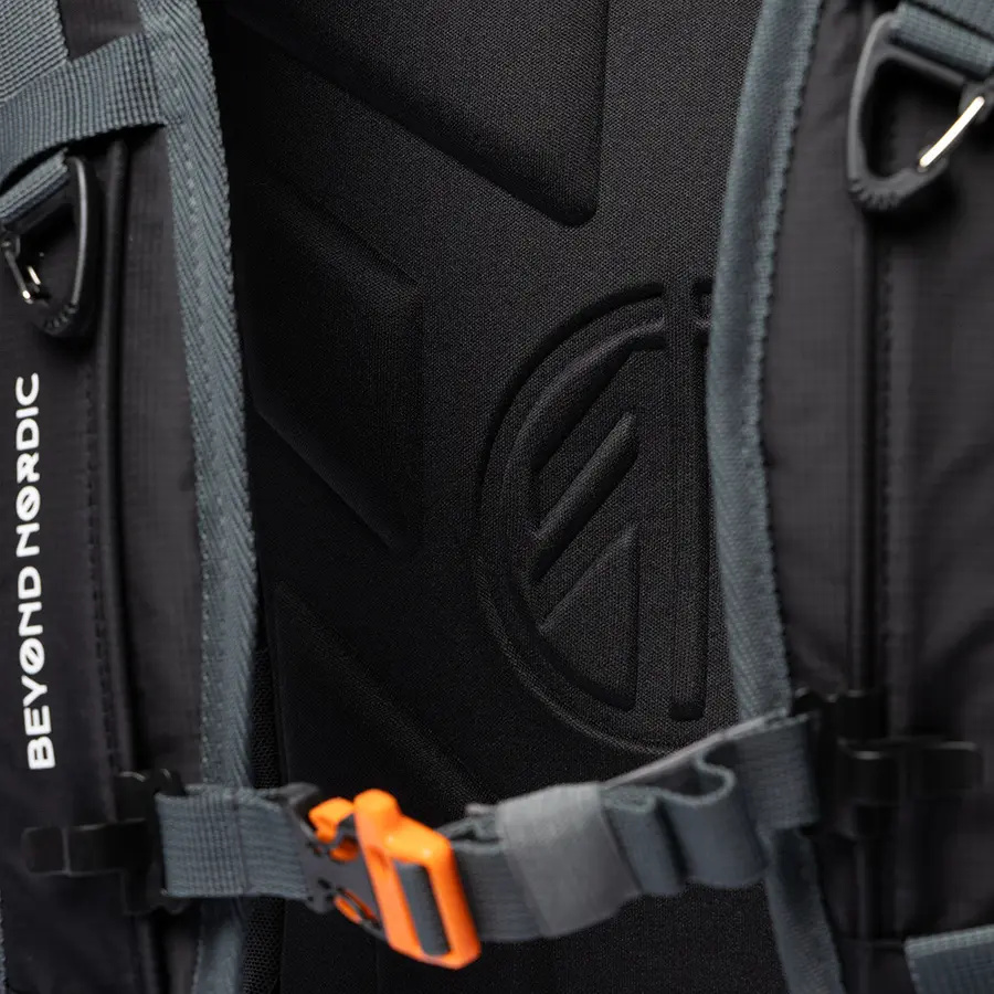 detail Beyond Nordic Sweden BN503 černý pánský outdoor batoh 20L