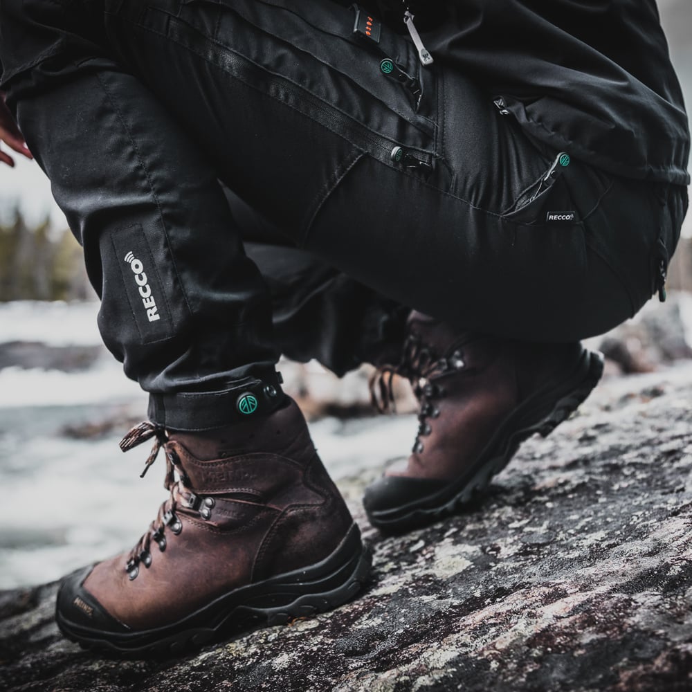 detail Beyond Nordic Sweden černé pánské outdoor kalhoty Teflon EcoElite® RECCO